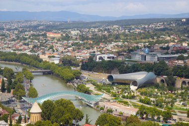 Tiflis, Gürcistan şehir merkezinde havadan görünüm 21 Ağustos 2019. Tiflis, Gürcistan'ın başkenti, Kura nehri kıyısında yer almaktadır.