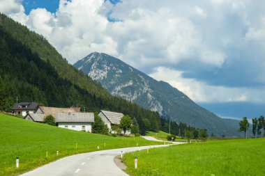 Avusturya Alpleri'nde bir vadiden geçen bir yol, Karintiya bölgesi