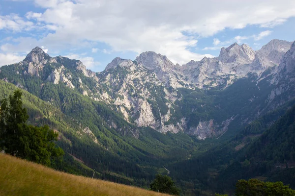 Uitzicht op een vallei in de Oostenrijkse Alpen, regio Karinthië — Stockfoto