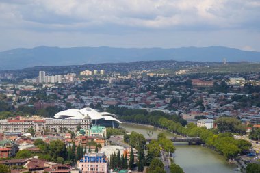 Tiflis, Gürcistan - Ağustos 2018: Tiflis, Gürcistan'da güneşli yaz gününde Eski Tiflis'in havadan görünümü