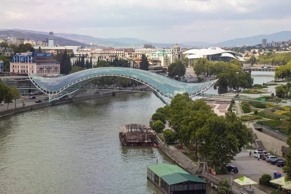 TBILISI, GEORGIA - Agosto 2018: Veduta aerea della Vecchia Tbilisi nella soleggiata giornata estiva di Tbilisi, Georgia — Foto Stock