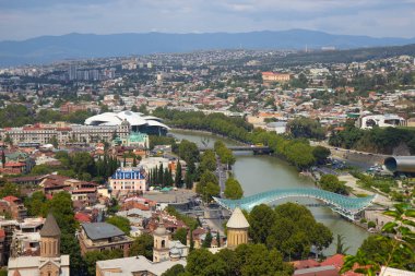 Tiflis, Gürcistan - Ağustos 2018: Tiflis, Gürcistan'da güneşli yaz gününde Eski Tiflis'in havadan görünümü