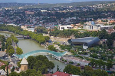 Tiflis, Gürcistan - Ağustos 2018: Tiflis, Gürcistan'da güneşli yaz gününde Eski Tiflis'in havadan görünümü
