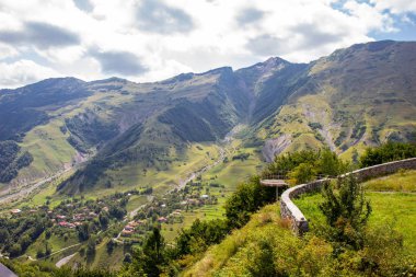 Kafkasya dağlarında küçük bir köy, Gürcistan