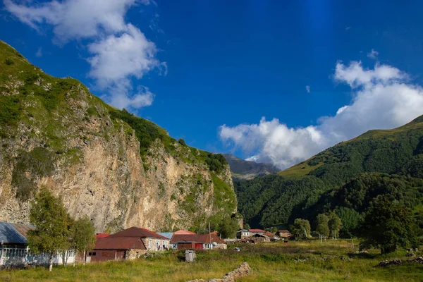 Ein kleines Dorf im Kaukasus, Georgien — Stockfoto
