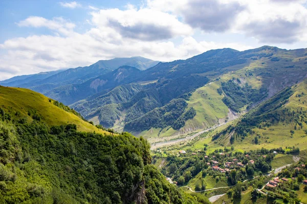 En liten by i Kaukasus-bergen, Georgien — Stockfoto