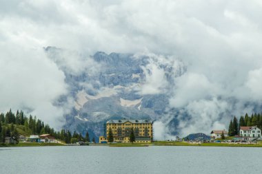 İtalya şaşırtıcı Misurina gölünde görünümünü