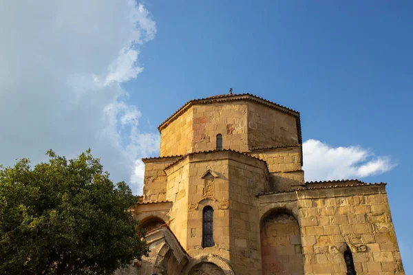 Facciata della vecchia chiesa ortodossa Jvari in Georgia — Foto Stock