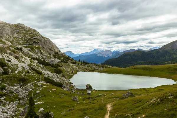 Малое горное озеро в Доломитовых Альпах, Северная Италия — стоковое фото