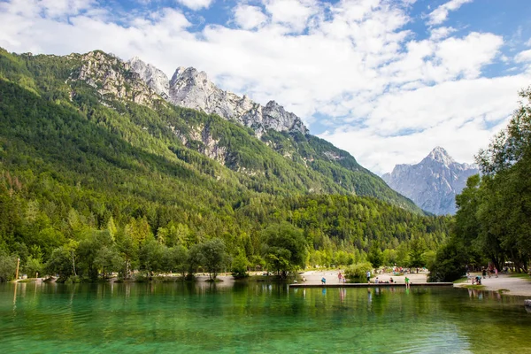 Вид на озеро ясна в юліанському Альпах, Словенія — стокове фото