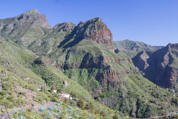 Masca Vadisi yakınlarındaki Tenerife volkanik dağların görünümü