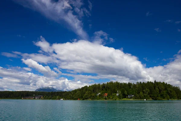 Himmel über dem Faaker See in den österreichischen Alpen, Kärnten — Stockfoto