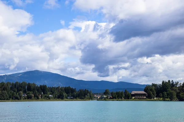 Faaker üzerinde gökyüzü Ausrian Alpleri, Carinthia bölgesinde görmek — Stok fotoğraf