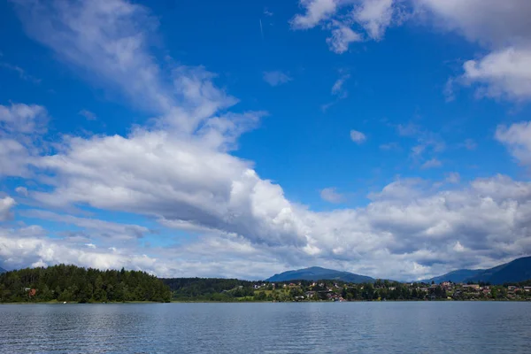 Himmel über dem Faaker See in den österreichischen Alpen, Kärnten — Stockfoto