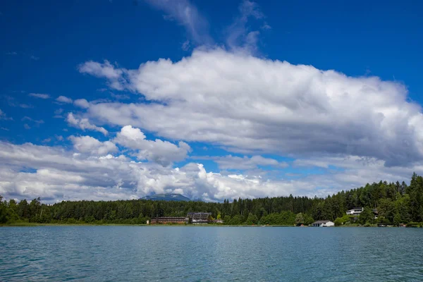 Sky over Faaker See in Ausrian Alpen, regio Karinthië — Stockfoto