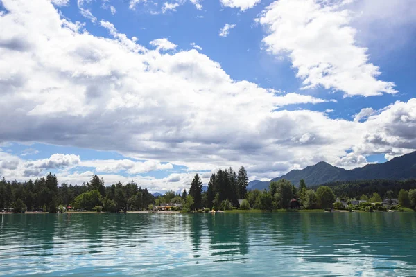 Himmel över Faaker se i Ausrian Alps, Kärnten region — Stockfoto