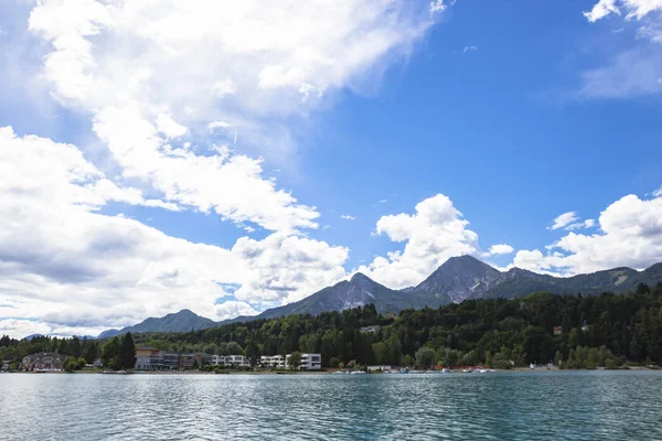 Faaker üzerinde gökyüzü Ausrian Alpleri, Carinthia bölgesinde görmek — Stok fotoğraf