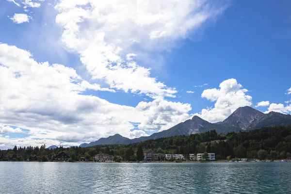 Himmel över Faaker se i Ausrian Alps, Kärnten region — Stockfoto