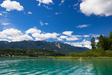 Faaker üzerinde gökyüzü Ausrian Alpleri, Carinthia bölgesinde görmek