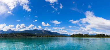 Faaker üzerinde gökyüzü Ausrian Alpleri, Carinthia bölgesinde görmek