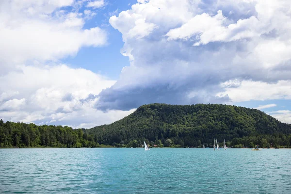 Faaker üzerinde gökyüzü Ausrian Alpleri, Carinthia bölgesinde görmek — Stok fotoğraf