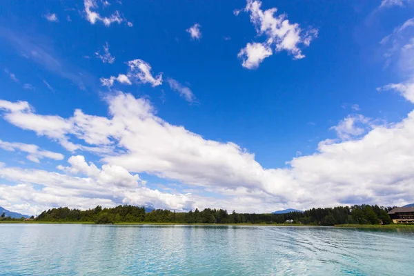 Himmel över Faaker se i Ausrian Alps, Kärnten region — Stockfoto