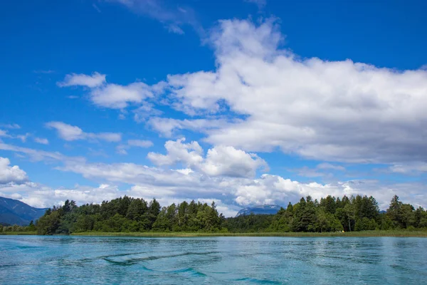 Himmel über dem Faaker See in den österreichischen Alpen, Kärnten — Stockfoto