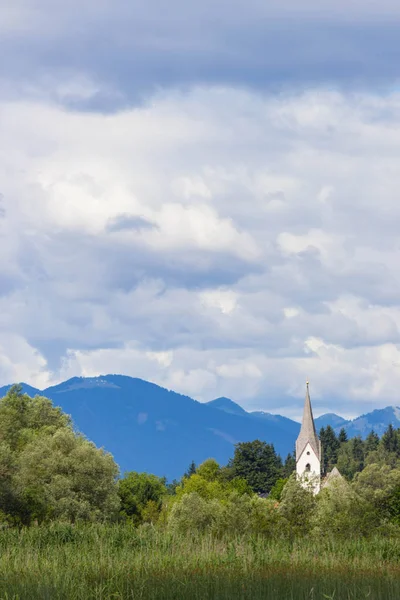 Venkovský kostel poblíž Faaker viz Ausriské Alpy — Stock fotografie