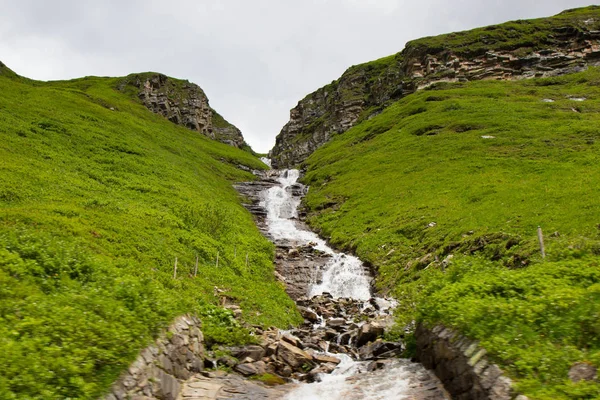High mountains waterfall at Grossglockner High Alpine Road — Stock Photo, Image