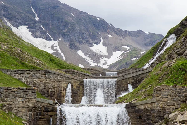 Высокогорный водопад на Высокой Альпийской дороге Гроссглокнера — стоковое фото