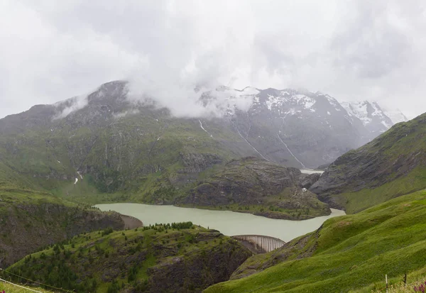 Vysoké horské jezero na Grossglocknerově vysoké alpské silnici, Austia — Stock fotografie
