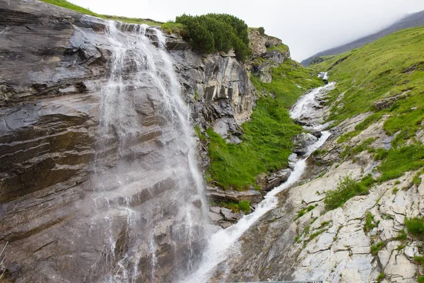 Cachoeira de montanhas altas em Grossglockner High Alpine Road — Fotografia de Stock