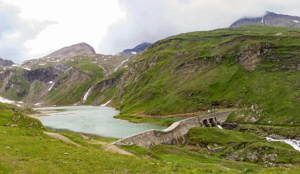 Lago de altas montañas en Grossglockner High Alpine Road, Austia — Foto de Stock