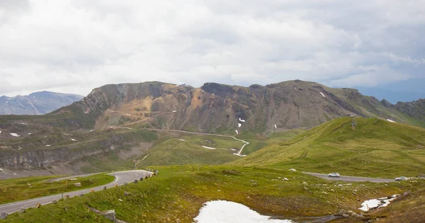Giros y vueltas de la carretera alpina alta, Austria — Foto de Stock