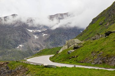 yüksek Alpine Road, Avusturya, katlanmış ve döner