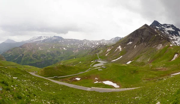 Giros y vueltas de la carretera alpina alta, Austria — Foto de Stock