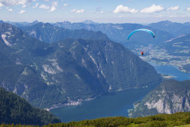 5 Fingers görünüm noktasından Hallstatt Gölü havadan görünümü