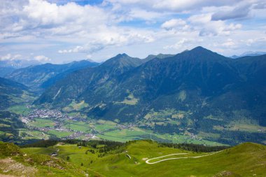 Bad Gastein, Avusturya'da teleferiğin tepesinden Alpler'in görünümü