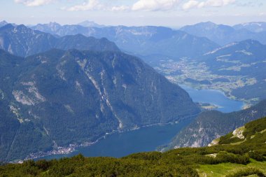 5 Fingers görünüm noktasından Hallstatt Gölü havadan görünümü
