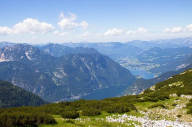 5 Fingers görünüm noktasından Hallstatt Gölü havadan görünümü