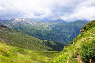 Bad Gastein, Avusturya'da teleferiğin tepesinden Alpler'in görünümü