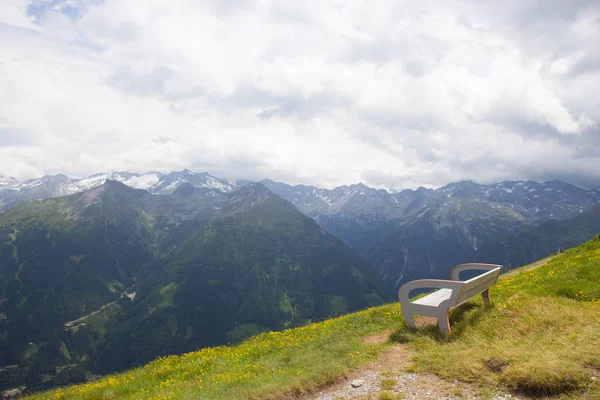 Uitzicht op Alpen vanaf de top van de kabelbaan in Bad Gastein, Oostenrijk — Stockfoto