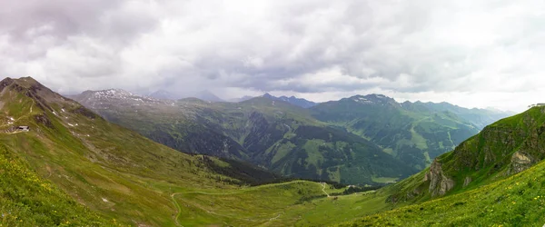 Uitzicht op Alpen vanaf de top van de kabelbaan in Bad Gastein, Oostenrijk — Stockfoto