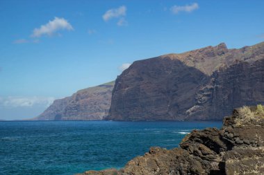 Tenerife adasındaLos Gigantos kayalıkları, İspanya