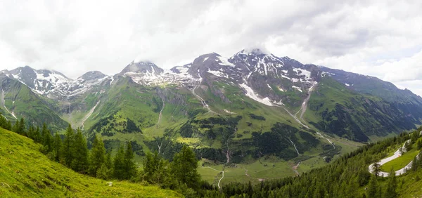 Sommer-Blick auf die österreichischen Alpen in Tirol — Stockfoto