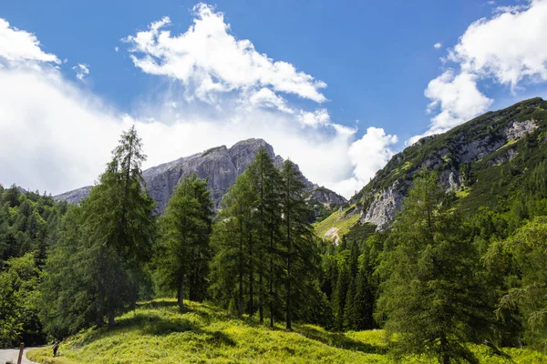 Vy över Juliska alperna från Vrsic pass, Slovenien — Stockfoto