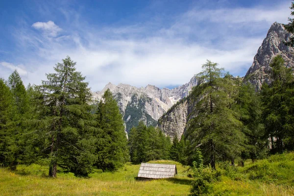 Vy över Juliska alperna från Vrsic pass, Slovenien — Stockfoto