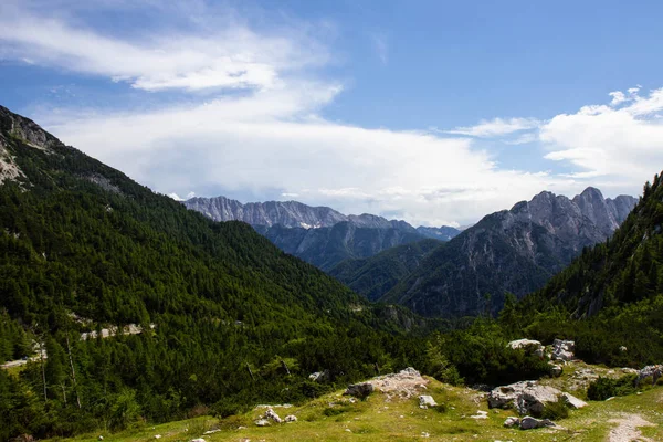 Kilátás a Júliai-Alpokra a Vrsic-hágótól, Szlovéniából — Stock Fotó