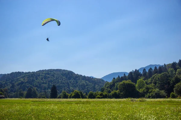 Paragliding in near lake Bohinj, Julian Alps, Slovenia — Stock Photo, Image