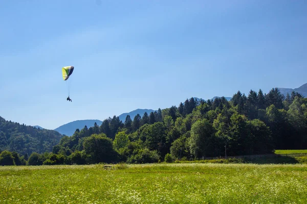 Paragliding in near lake Bohinj, Julian Alps, Slovenia — Stock Photo, Image